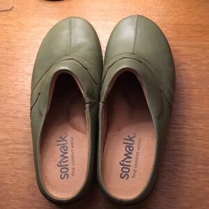 WOMEN'S SOFTWALK  CLOGS. Olive Green Size Women’s 8 Medium.